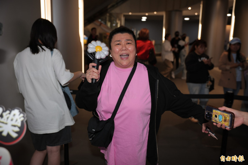 林美秀秀出GD手燈，卻遲遲等嘸尪一起進場。（記者王文麟攝）