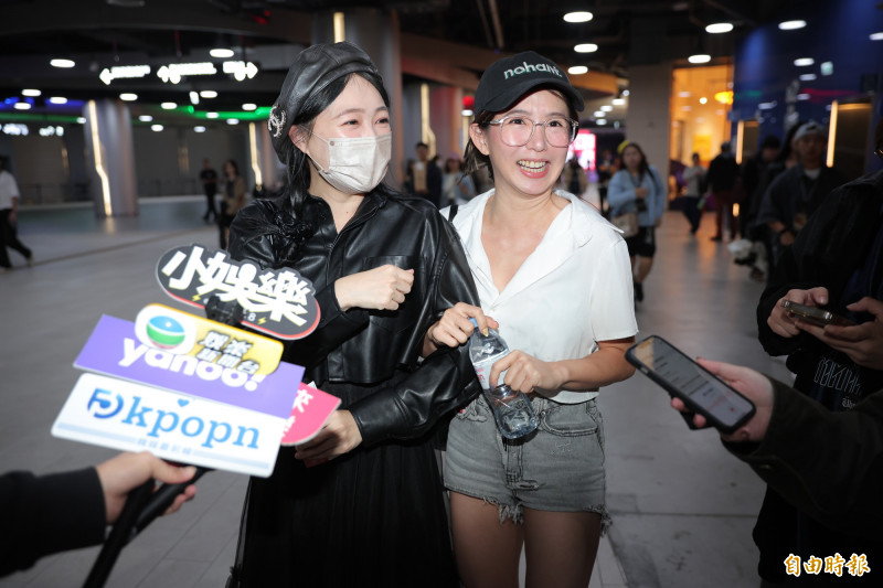 Y頭（左）、郭書瑤手勾手現身GD演唱會，還當場唱起歌。（記者王文麟攝）