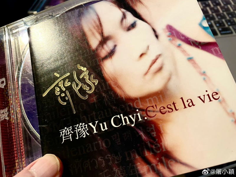 屠穎前幾天才秀出齊豫的簽名CD，無奈再也沒機會完成合作。（翻攝自微博）