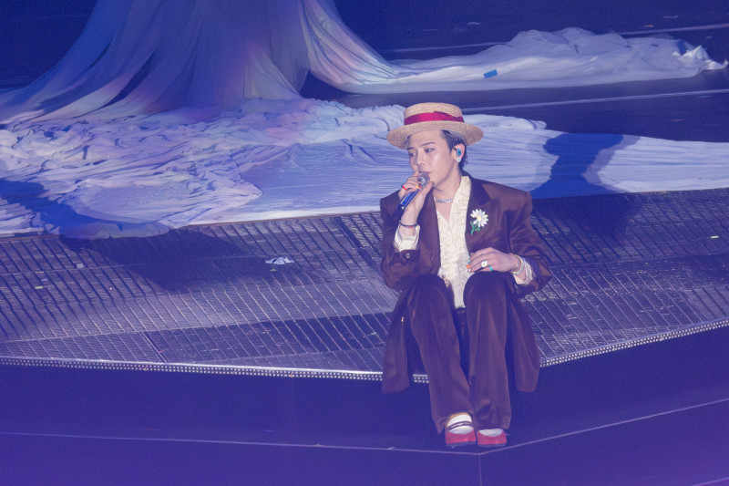 GD坐在地上與粉絲閒話家常。（讀者提供）