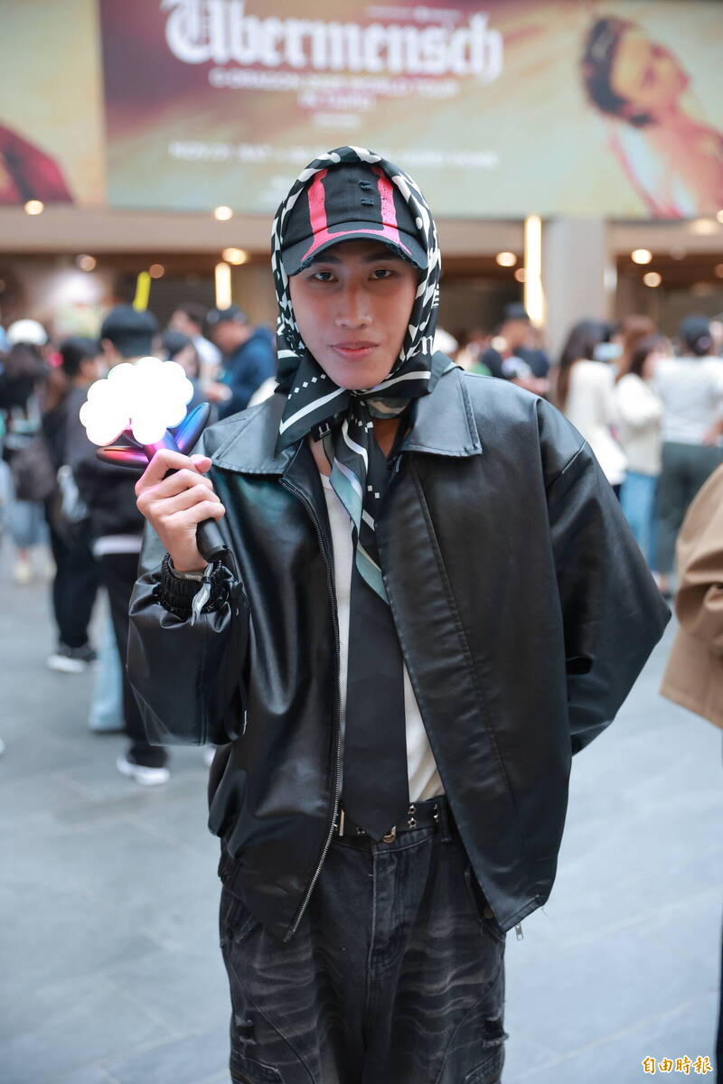 粉絲戴上頭巾致敬GD。（記者王文麟攝）