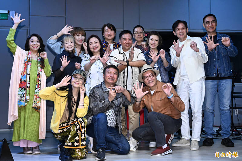 「民歌50高峰會 最終加場」彩排，上排左起為許景淳、金智娟、王海玲、鄭怡、周治平、施孝榮、羅吉鎮、趙詠華、殷正洋、王瑞瑜，下排左起為于台煙、王中平、李明德。（記者胡舜翔攝）