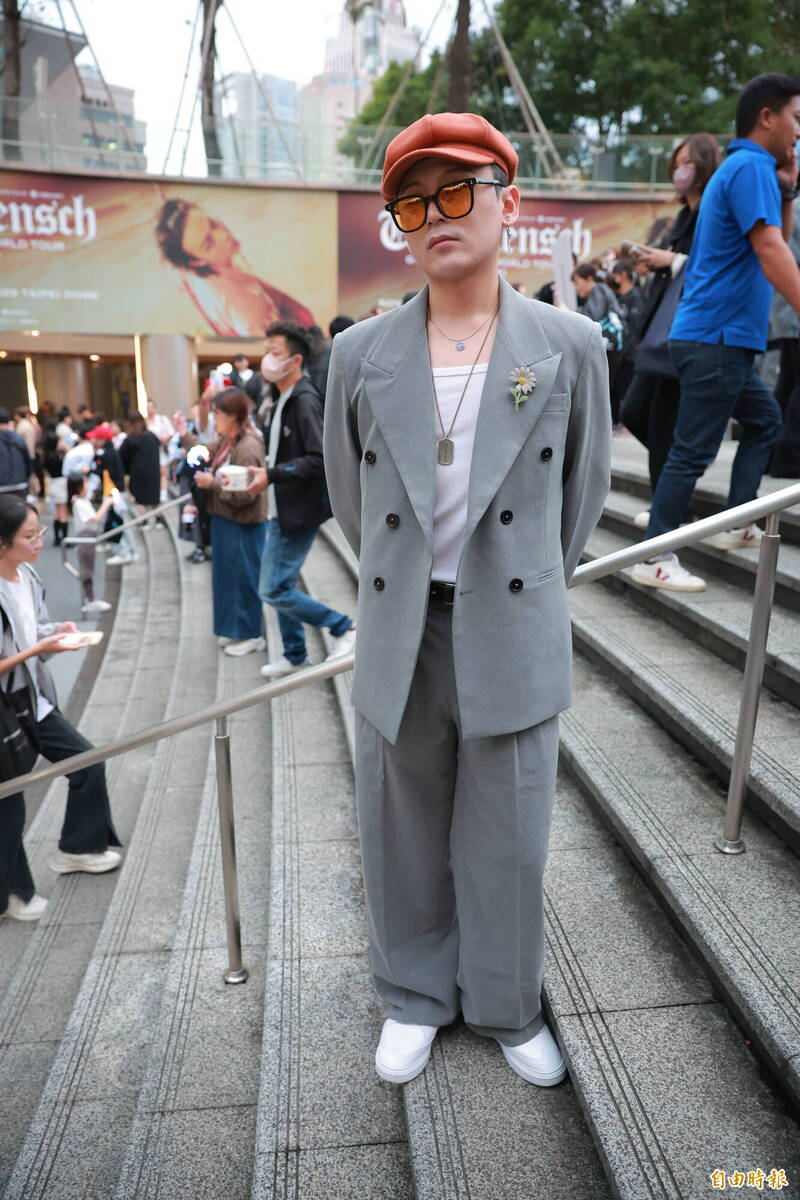 粉絲模仿GD，不少人來合照。（記者王文麟攝）