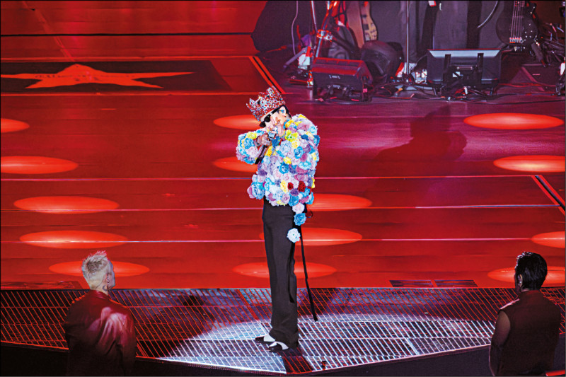 GD身穿彩虹玫瑰花裝登上大巨蛋演出，嗨翻4萬歌迷。（讀者提供）