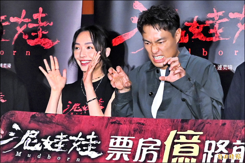 蔡思韵（左）婚後首露面，與剛升格三寶爸的楊祐寧一同宣傳電影《泥娃娃》。（記者胡舜翔攝）