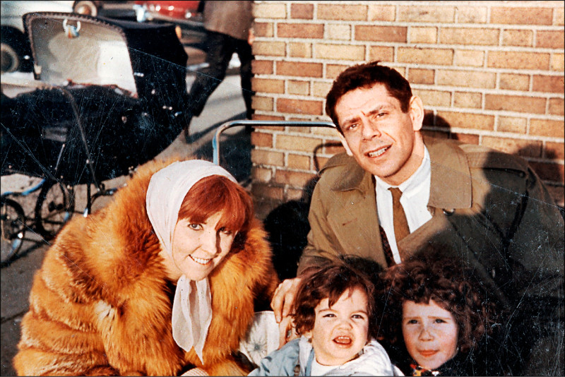 紀錄片《史提勒與米拉：未曾落幕》收錄了安妮米拉（左起）、傑瑞史提勒，還有童年時期的班史提勒和姊姊艾咪史提勒的相處點滴。（Apple TV提供）