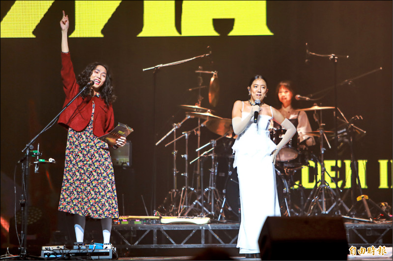 台語歌后李竺芯（右）助陣金音獎，與百合花主唱奕碩合作演出。（記者陽昕翰攝）