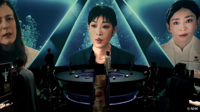 《火星女王》陳珊妮（中）與宮澤理惠（右）隔空對話。（Hami Video提供）