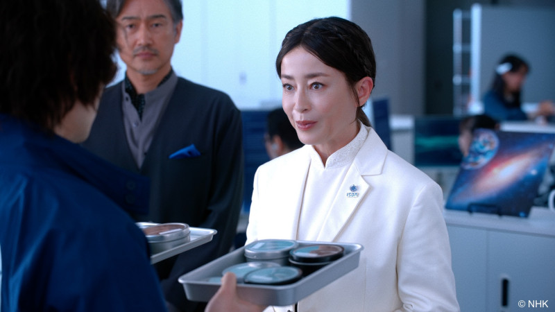 《火星女王》宮澤理惠飾演ISDA 頂尖菁英之一，負責指揮 ISDA 重大專案「火星撤退計畫」。（Hami Video提供）