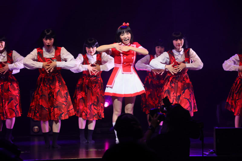 草莓姐姐與avantgardey一起跳舞。（B'in Live Entertainment提供）