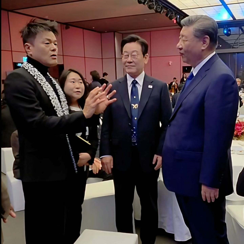 JYP朴振英（左起）、李在明及習近平罕見同框。（翻攝自IG）