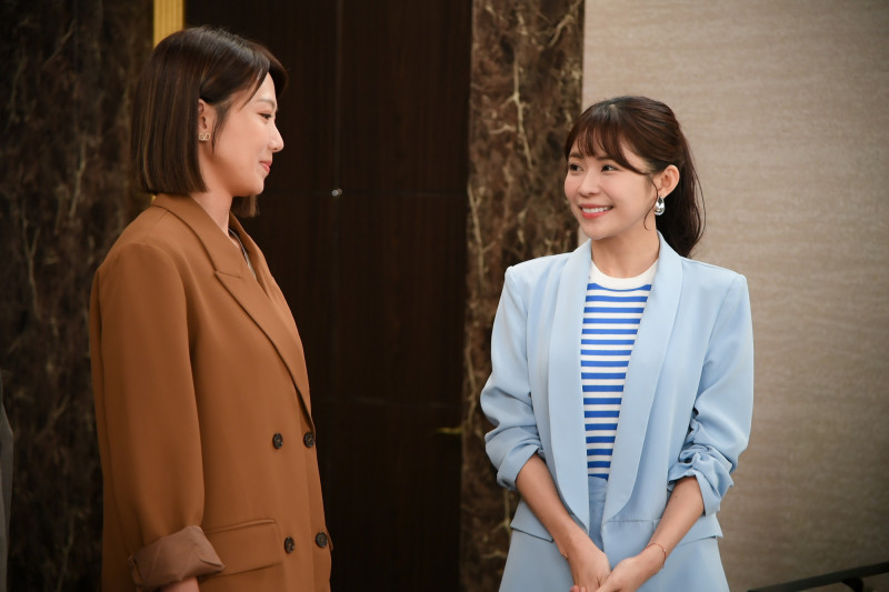 林萱瑜（右）在《百味人生》遇上「情敵」大牙。（三立提供）