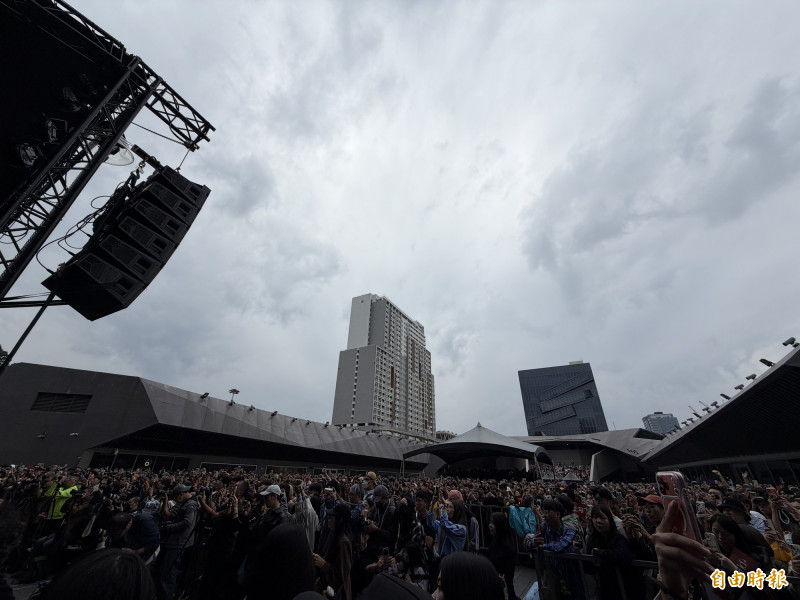蔡依林簽唱會現場人山人海。（記者陳慧玲攝）