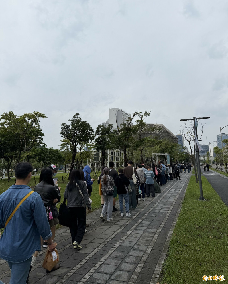 為了參加蔡依林簽唱會，歌迷大排長龍。（記者陳慧玲攝）