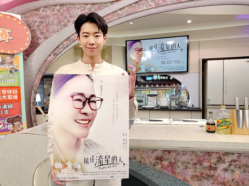 大愛劇《接住流星的人》黃信赫上節目宣傳新戲。（大愛提供）