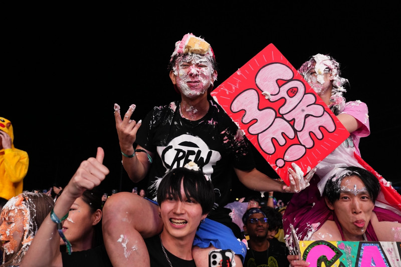 Ultra Taiwan一整排台灣樂迷高舉「蛋糕砸我」，幸運被Steve Aoki砸到滿臉奶油。（Ultra Taiwan提供）