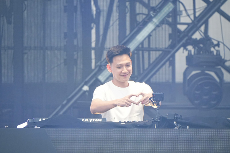 Y3llo首度來台，在Ultra Taiwan手比愛心，放送為台灣特別創作的新歌。（Ultra Taiwan提供）