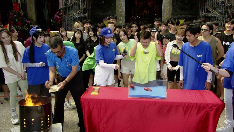 《綜藝大集合》來到台中大里瑞和宮錄影，節目單元《祈福燒金紙》熱鬧登場。（民視提供）