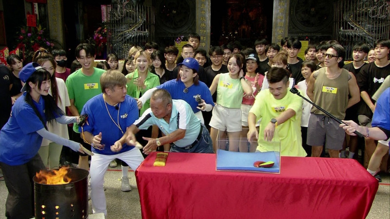 胡瓜在〈祈福燒金紙〉單元中與熱情民眾互動，全場氣氛熱烈，笑聲不斷。（民視提供）