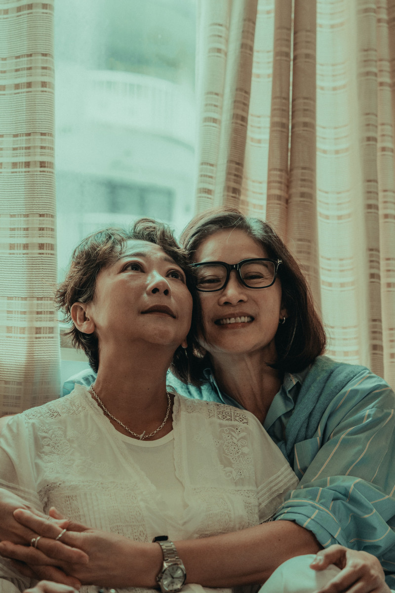 劉瑞琪（右）在《整形過後》與曹蘭共譜忘年女女戀。（六魚文創提供）