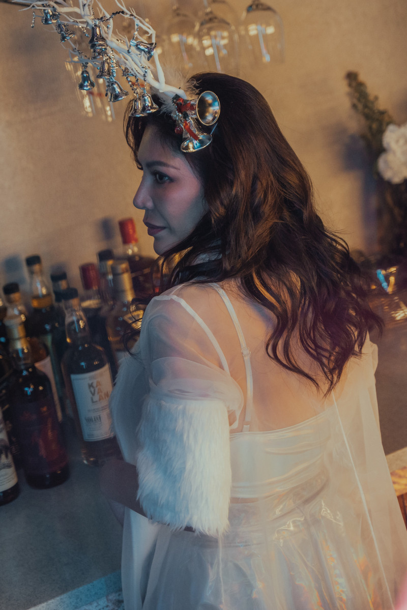 艾怡良在《整形過後》挑戰外放又撫媚的酒店媽媽桑。（六魚文創提供）