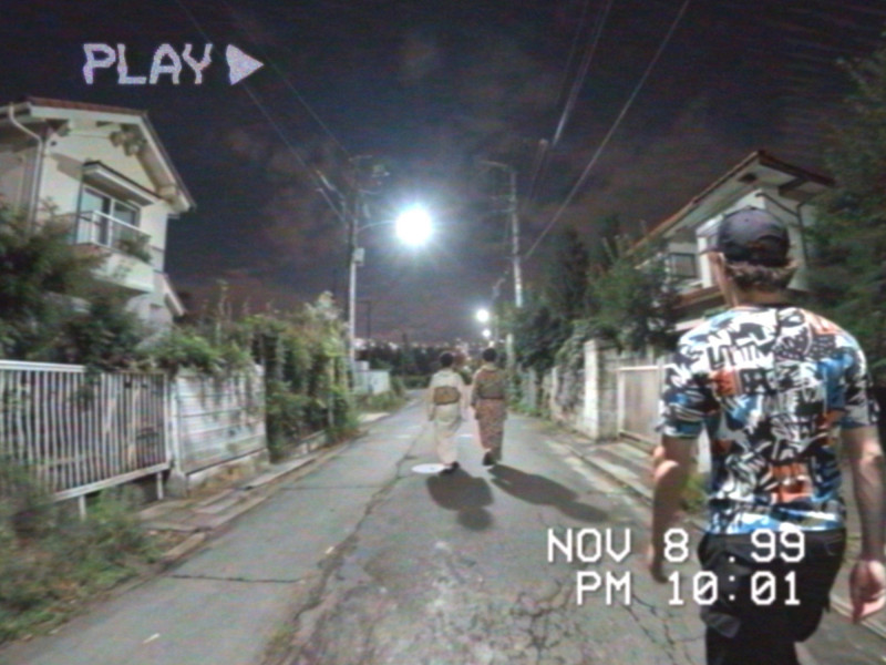 《鳥居》美國屁孩觀光客做出不禮貌的欠揍行為惹禍上身。（發起日影視提供）