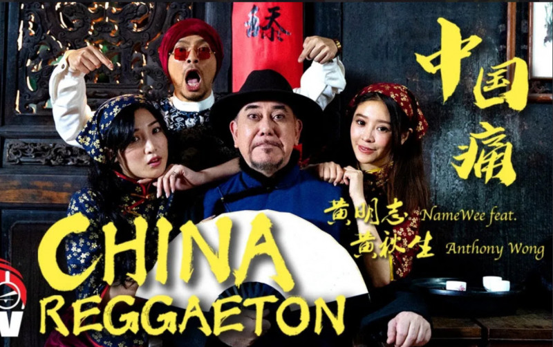 謝侑芯（右）5年前參與〈中國痛〉MV演出，扮演採茶妹造型甜美。（翻攝自YouTube）