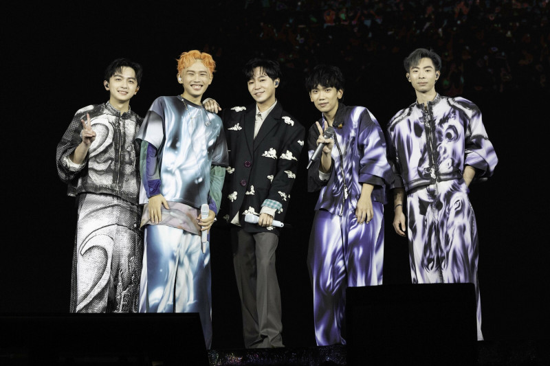 青峰與理想混蛋大合照。（何樂音樂提供）