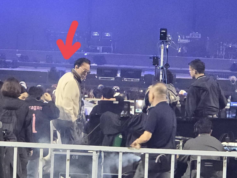 GD爸爸（紅箭頭處）飛來台灣挺GD，現身大巨蛋看兒子演出。（讀者提供）
