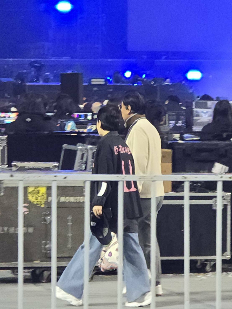 GD家人現身大巨蛋。（讀者提供）