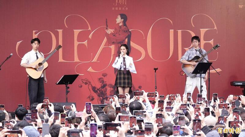 「Jolin」蔡依林在北流廣場舉辦全新專輯《PLEASURE》簽唱會，現場人山人海。（記者潘少棠攝）