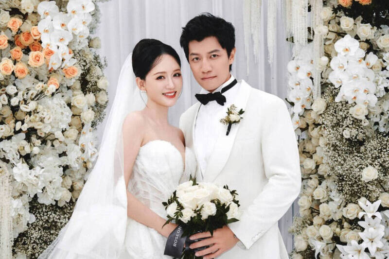 陳喬恩（左）對生孩子態度隨緣，老公Alan也寵妻。（翻攝自微博）