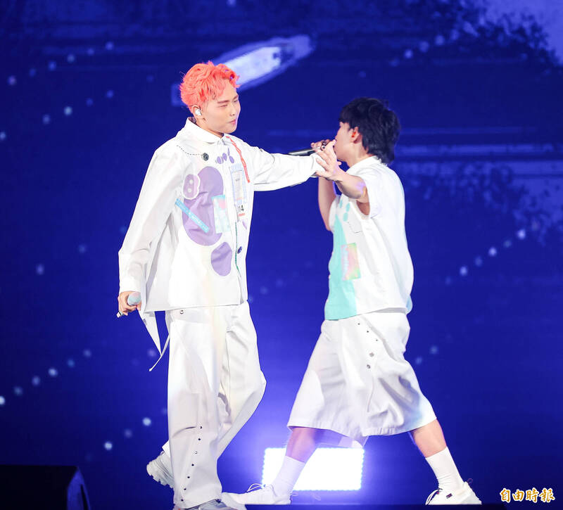 可沛（右）感謝3位成員願意讓他到前面演唱。（記者王文麟攝）