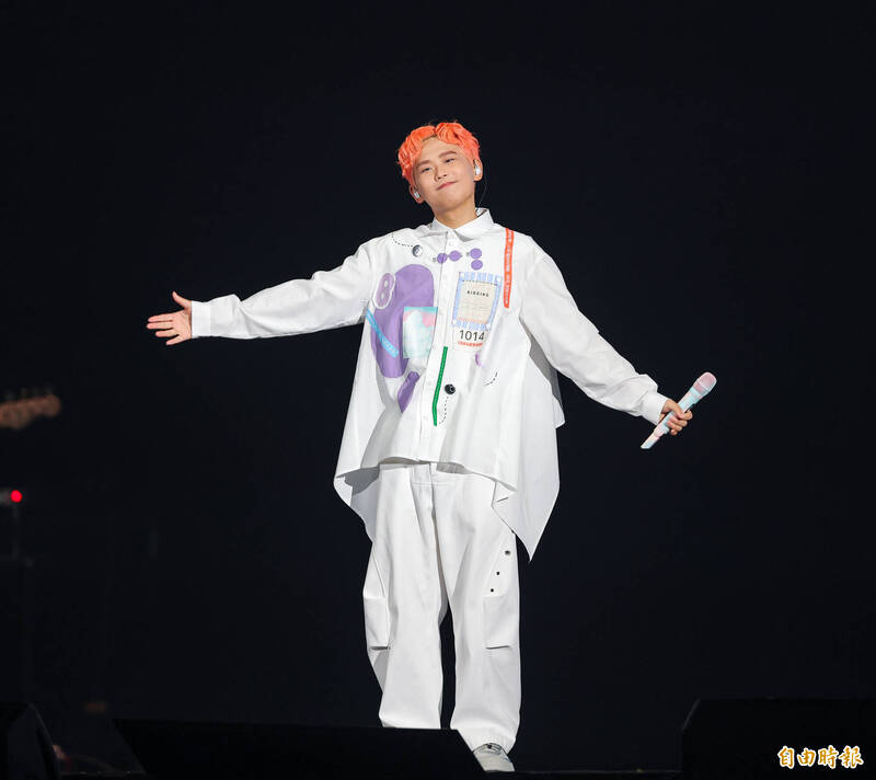 第二場演出，雞丁相當不捨。（記者王文麟攝）