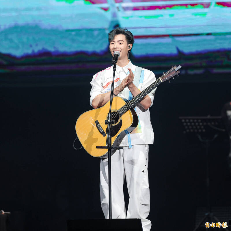 唱到《祝你生日快樂》時建廷也飆淚。