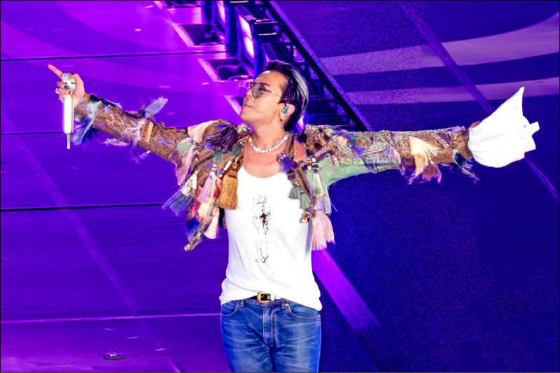 GD帥氣登台，全場尖叫聲不斷。（讀者提供）