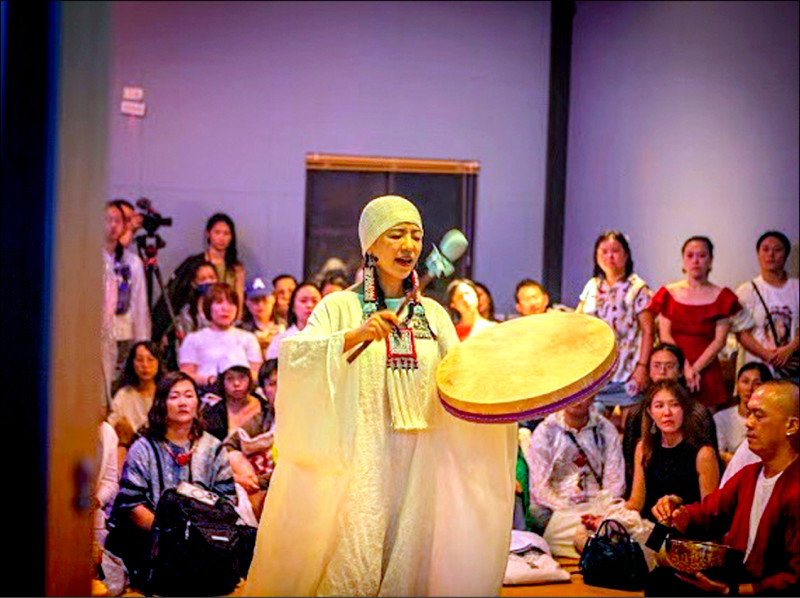 丁噹今年多了一個能量整合療癒系音療師Della的分身。（丁噹提供）