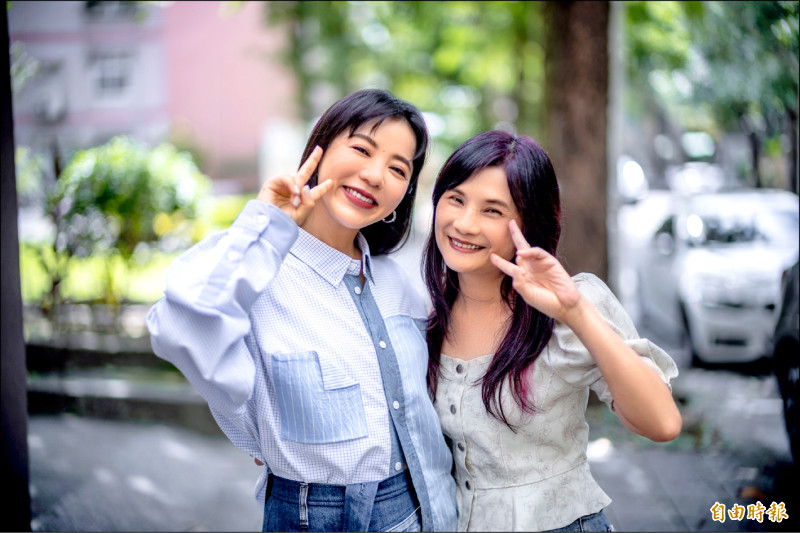 胡如虹和她的藝人朋友丁噹。（記者王文麟攝）