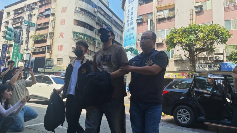 檢警今年5月執行第二波閃兵集團掃蕩，拘提藝人陳零九。（資料照，記者陸運鋒攝）