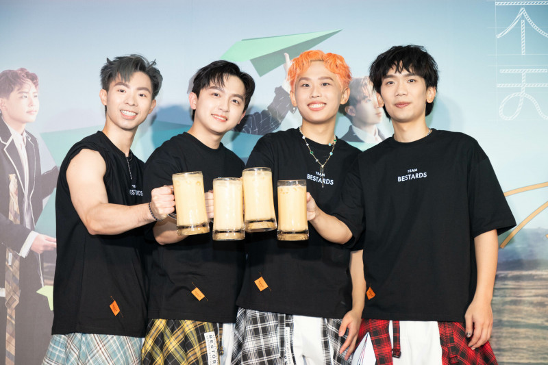 理想混蛋調製「理想雙蛋蜜汁」象徵攻上北高雙蛋。（記者張釔泠攝）