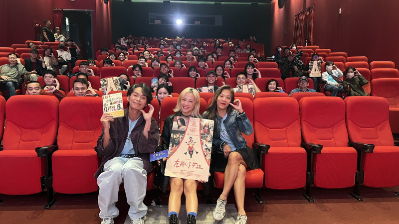 黃鐙輝（前排左起）、「小8」張允曦、導演鄒時擎出席週末影人場。（光年映畫提供）