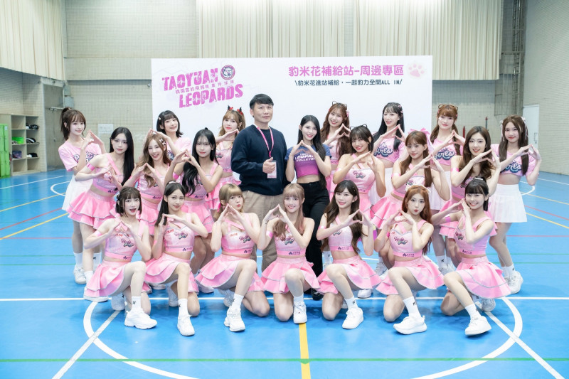 桃氣女孩聯盟最強！執行長陳家奇（中）、舞蹈總監陸筱晴率20位絕美天使降臨。（影響力動能提供）