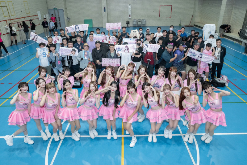 桃氣女孩超吸睛！排球場變星光大道，甜美應援引爆球迷高潮。（影響力動能提供）