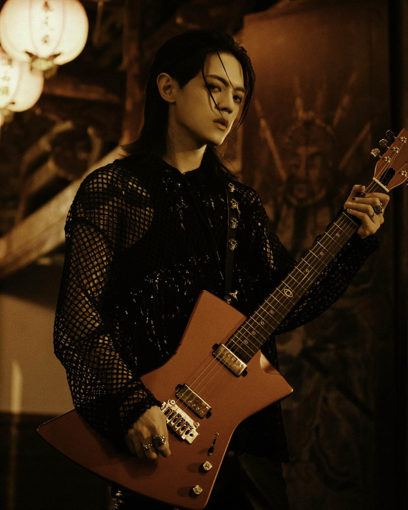 林頤原新歌以家鄉鹿港為出發點。（華納提供）