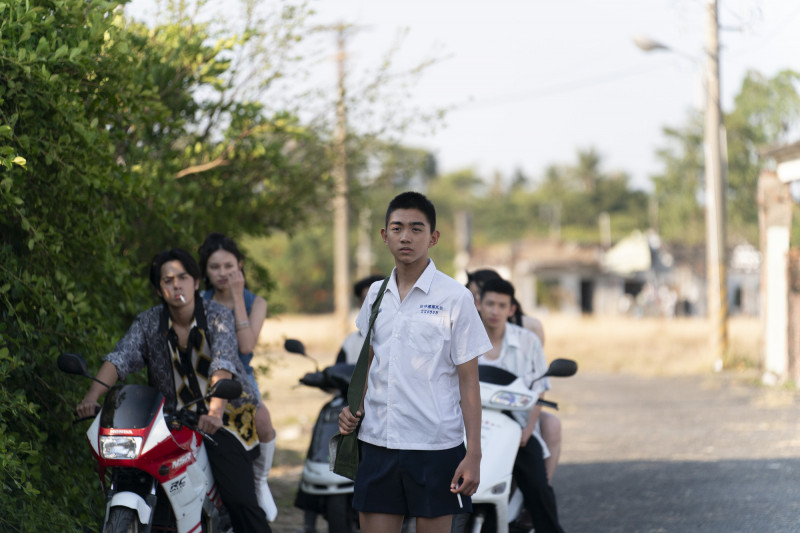 陳玄力（中）於《南方時光》飾演叛逆少年。（百景映畫提供）