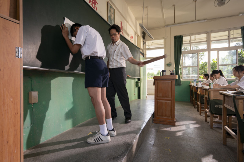 陳玄力在《南方時光》因成績太差，慘遭老師鄭有傑體罰。（百景映畫提供）