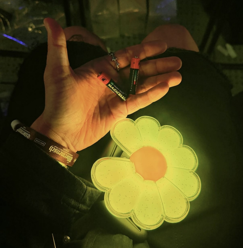 派翠克演唱會不到半小時手燈就沒電，幸好遇上熱心粉絲即時救援。（翻攝自IG）