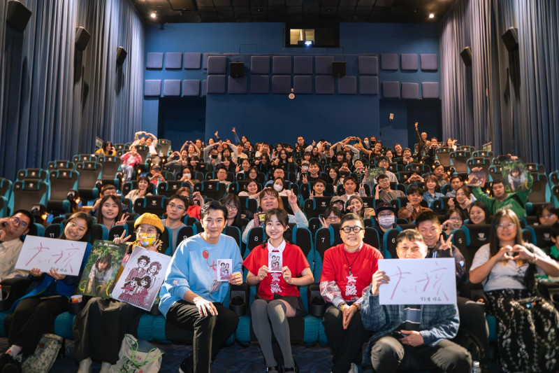 《女孩》主創團隊週末兩天勤跑戲院，與觀眾近距離互動。（甲上娛樂提供）