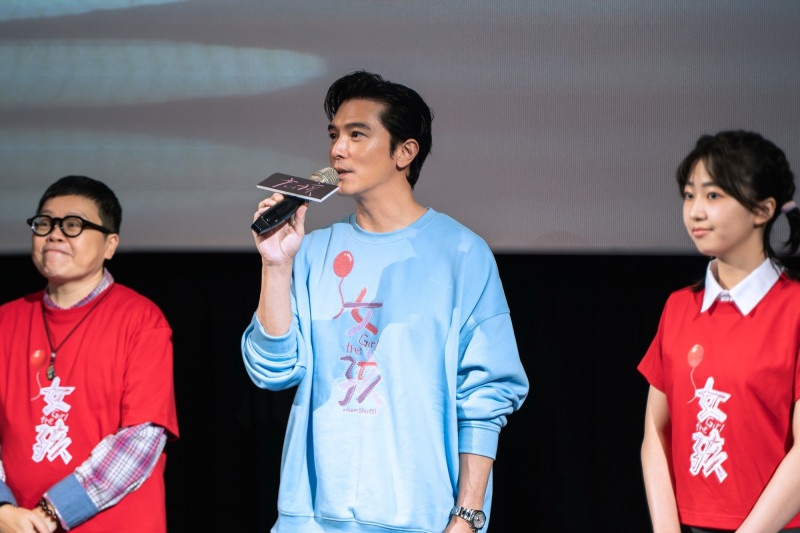 《女孩》監製葉如芬（左起）、邱澤、白小櫻一起到影廳與觀眾互動。（甲上娛樂提供）