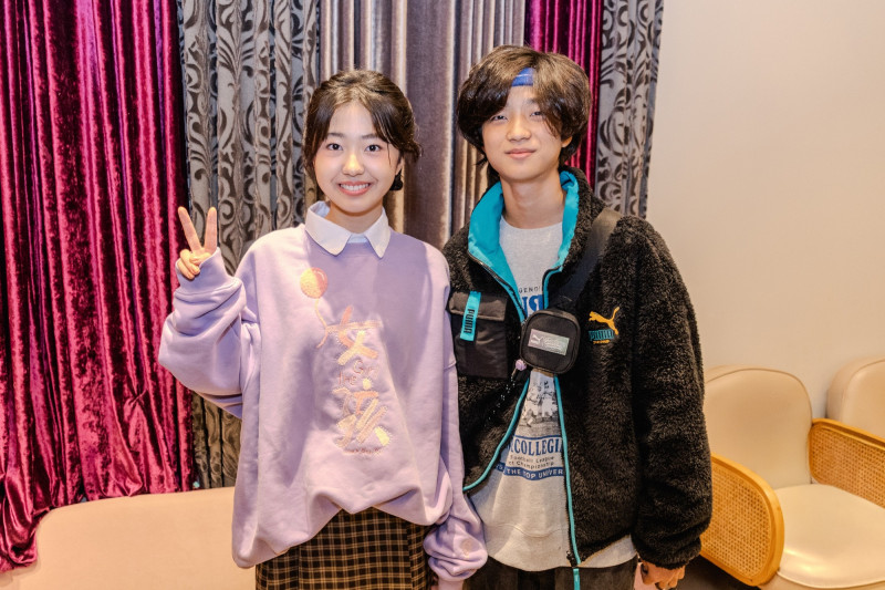 白小櫻的弟弟白潤音（右），與同學買票力挺《女孩》，姊弟倆在後台溫馨擁抱。（甲上娛樂提供）